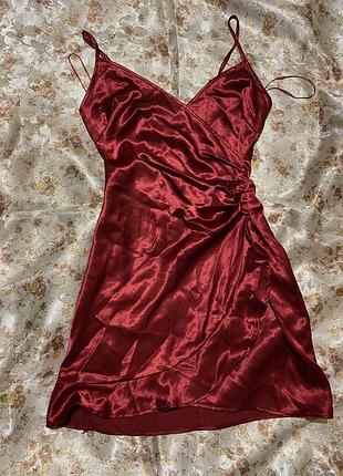 Сатиновое мини платье бордо цвет вина открытые плечи на запах