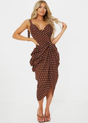 Розпродаж сукня prettylittlething міді горошок з драпіруванням