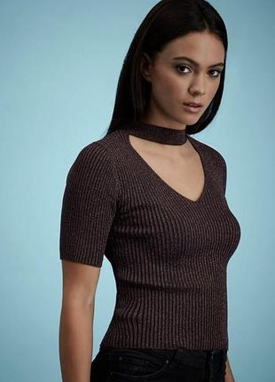 Оригинальный стильный актуальный топ футболка от бренда new look с чокером
