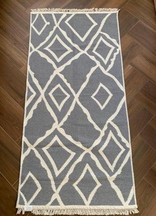 Сіро-білий килим з абстракцією, двосторонній та безворсовий, розмір 80x150