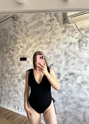 Черный базовый слитный купальник в рубчик