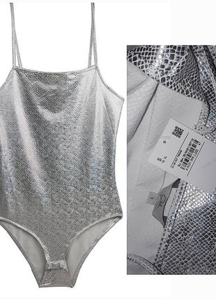Актуальное переливающееся боди серебристое