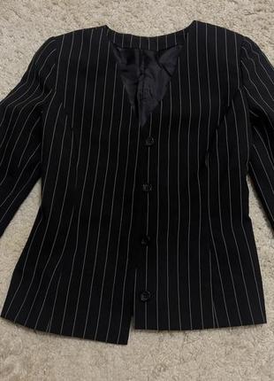 Пиджак черный в белую тоненькую полоску!