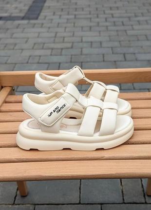 Стильные босоножки для девочек