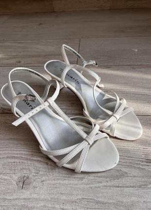 Білі туфлі на низькому каблуку