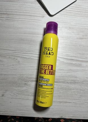 Шампунь-пінка для надання об'єму тонкому волоссю tigi bed head bigger the better volume foam shampoo