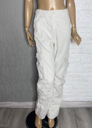 Брюки брюки карго с накладными карманами bershka, s1 фото
