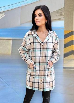 Жіночий бежевий фланелевий кардиган у клітку на гудзиках з капюшоном