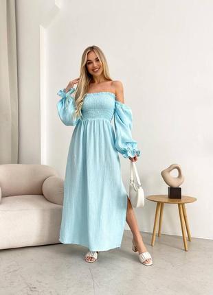 Жіноча блакитна довга сукня з відкритими плечима і розрізом