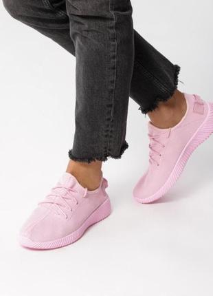 Рожеві кросівки