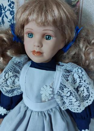 Винтажная симпатичная фарфоровая кукла 40см.