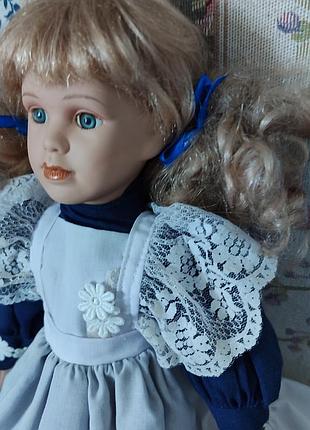 Винтажная симпатичная фарфоровая кукла 40см.