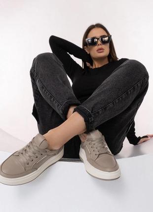 Бежеві кросівки на високій підошві