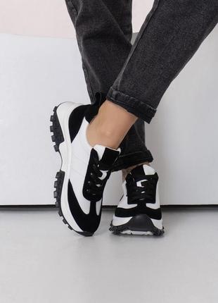 Біло-чорні кросівки з високою фактурною підошвою2 фото
