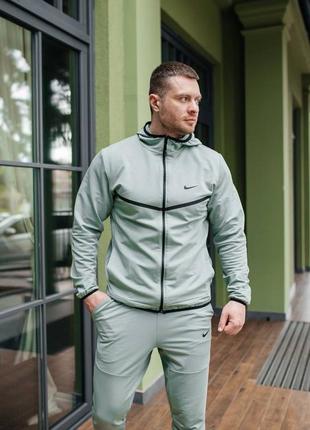 Осінній чоловічий спортивний костюм