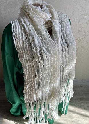 Красивый молочный шарф