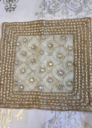 Салфетка расшита бисером и искусственным жемчугом