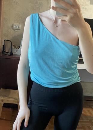 Блакитний блискучий топ на одне плече