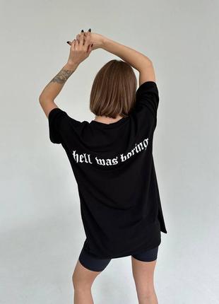 Базовая женская оверсайз футболка из вискозы с надписью на спине1 фото