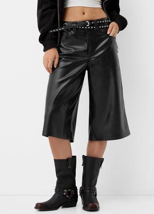 Шорты-кюлоты из искусственное кожи bershka