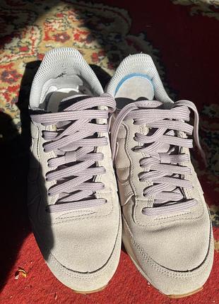 Кросівки жіночі