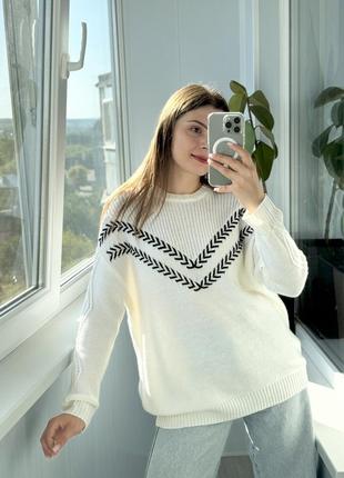 Белый свитер с вплетением 1+1=3