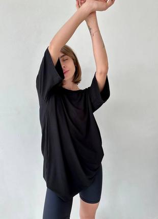 Базова жіноча оверсайз футболка з віскози з надписом на спині8 фото