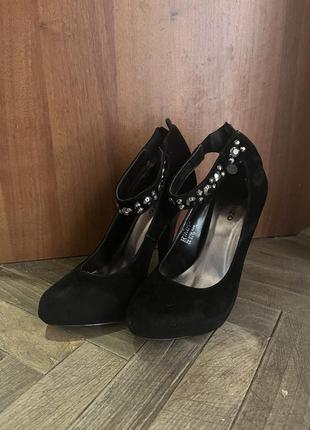 Туфлі на підборах