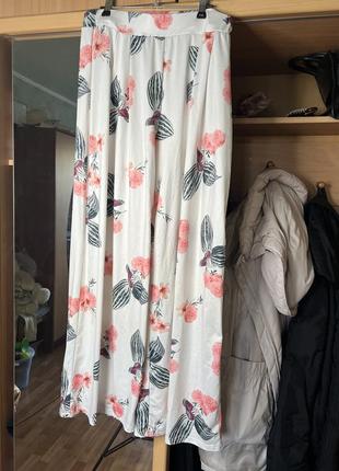 Белые брюки с цветами