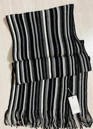 Дуже красивий і стильний брендовий шарф у смужку.