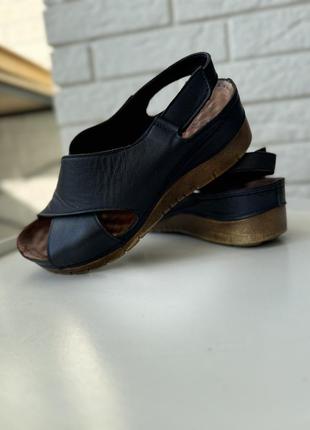 Босоніжки шкіряні