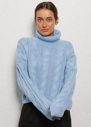 Женский светло-голубой вязаный свитер с крупными косами modna kazka mkar200251-6 onesize