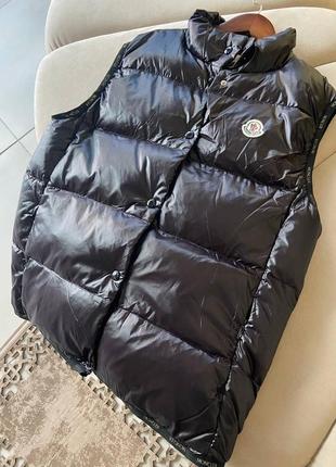 Натуральная пуховая жилетка в стиле moncler
