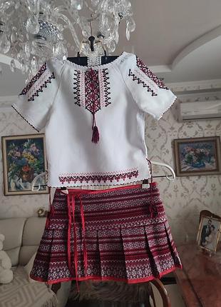 Неймовірно красивий костюм-вишиванка