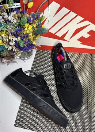 Оригинальные кроссовки adidas