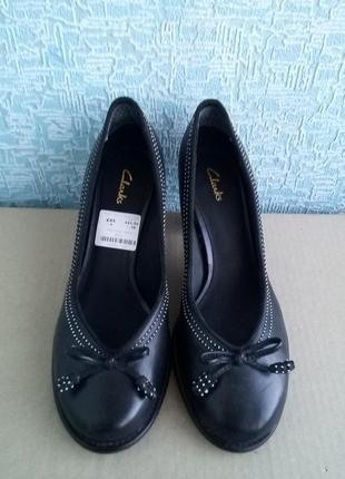 Новые женские туфли clarks на малом устойчивом каблуке