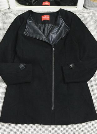 Черное пальто с асимметричной молнией guess