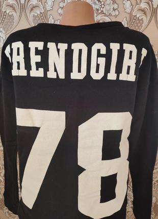 Свитшот с надписью на спине