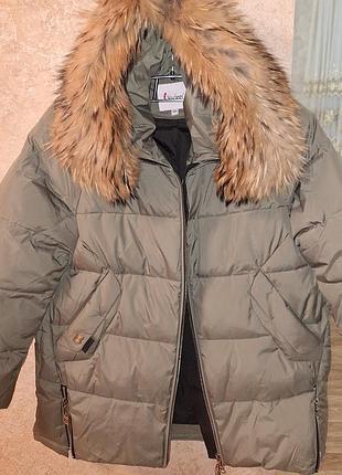 Пуховик с мехом енота р.56 новый цвет фисташка