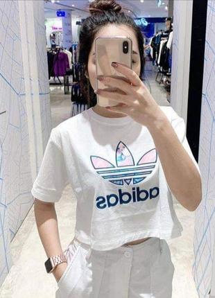 Укорочена футболка adidas