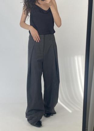 Брюки zara з защипами широкі штани сірі базові палаццо