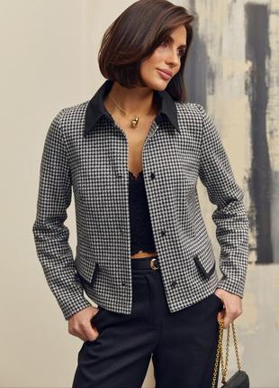 Стильний жакет у клітинку