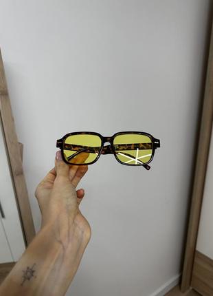 Трендові окуляри з жовтою лінзою