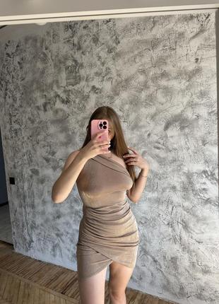 Нежное платье на одно плечо