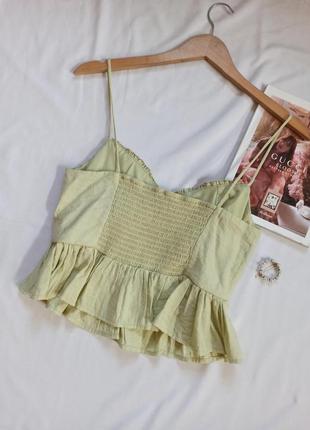 Топ на тонких бретелях со сборкой на груди