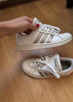 Білі  кросівки  adidas