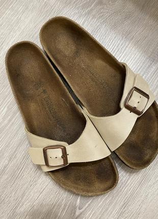 Шльопанці від birkenstok