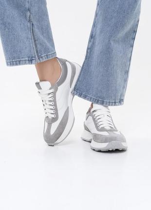Біло-сірі кросівки зі шкіри із замшевими вставками2 фото