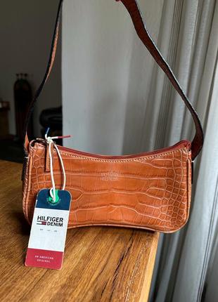 Маленька коричнева сумка tommy hilfiger. оригінал . розпродаж1 фото
