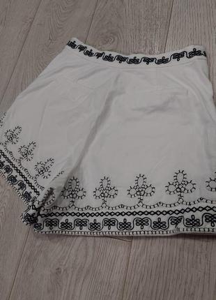 Летние молочные шорты zara с черной вышивкой 42 размер5 фото